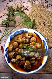 CARACOLES EN SALSA